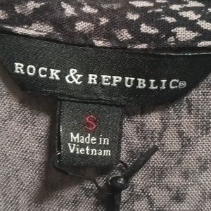 NWT ROCK & REPUBLIC s/s black/gray snakeskin print blouse w curved hem Sz Small